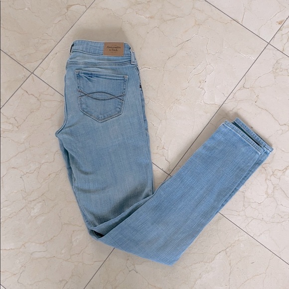 Abercrombie & Fitch Light Wash Skinny Jeans - Picture 1 of 4
